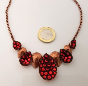 Vorschau: Konplott Tears of Joy steinbesetzte Halskette in coralline scarlet rot 5450543763545